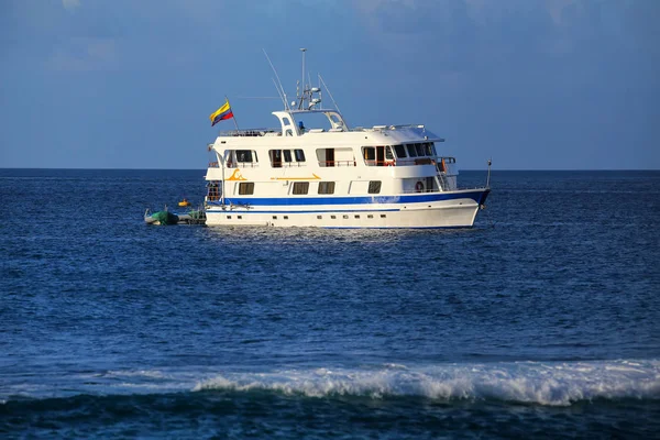 Typische Touristenjacht, die am Suarez-Punkt auf der Insel Espanola ankert — Stockfoto