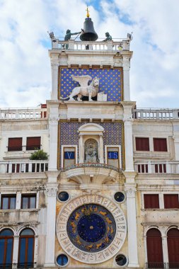 İtalya, Venedik 'teki Piazza di San Marco' daki Saat Kulesi. Saat 1493-99 yılları arasında Zuan Paolo Rainieri ve oğlu tarafından tasarlandı..