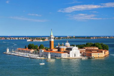 İtalya Venedik 'teki San Giorgio Maggiore Adası' nın havadan görünüşü. Venedik, 117 küçük adadan oluşan kanallarla ayrılmış ve köprülerle birbirine bağlı bir gruptur..