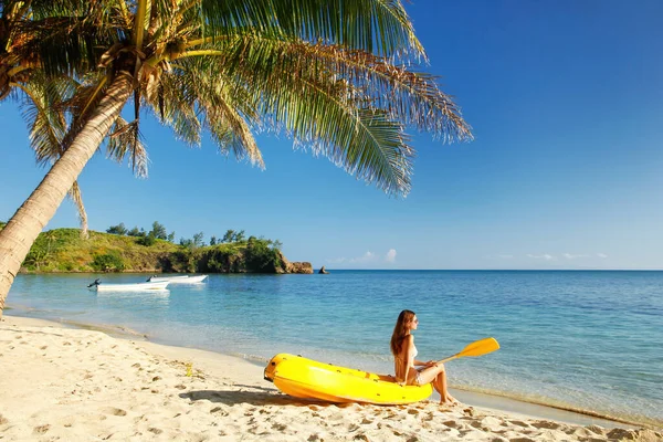 Mujer Joven Relajándose Parte Superior Del Kayak Mar Playa Isla —  Fotos de Stock