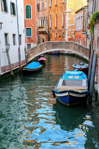 小船停泊在意大利威尼斯一条狭窄的运河里 威尼斯座落在117个小岛上 这些小岛被运河隔开 并由桥梁连接起来 — 图库照片