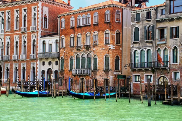 Casas Con Góndolas Amarradas Largo Del Gran Canal Venecia Italia — Foto de Stock