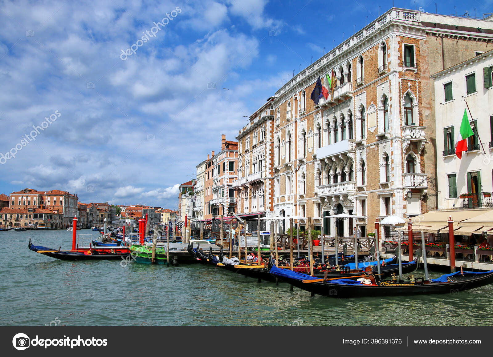 イタリアのヴェネツィアにあるグランドキャナル沿いの家 ヴェネツィアは運河で区切られ 橋で結ばれた117の小さな島のグループの間に位置しています ストック写真 C Donyanedomam