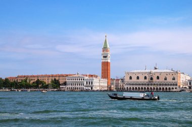 İtalya, Venedik 'te Campanile, Palazzo Ducale ve Biblioteca ile San Marco Meydanı manzarası. Bu binalar şehrin en çok tanınan sembolleri..