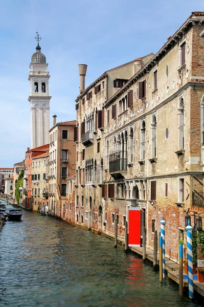 Узкий Канал Выложенный Домами Венеции Италия Венеция Расположена Через Группу — стоковое фото