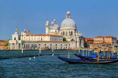 İtalya, Venedik 'teki Punta della Dogana' daki Basilica di Santa Maria della Salute. Bu kilise, Venedik 'teki salgından kurtulanlar tarafından kurtarıldıkları için görevlendirildi..