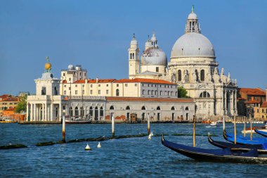 İtalya, Venedik 'teki Punta della Dogana' daki Basilica di Santa Maria della Salute. Bu kilise, Venedik 'teki salgından kurtulanlar tarafından kurtarıldıkları için görevlendirildi..