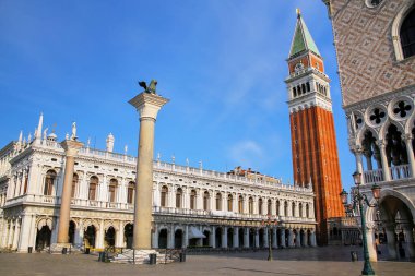 St. Mark 's Campanile ile Piazzetta San Marco manzarası, Venedik Aslanı, Biblioteca ve İtalya' daki Palazzo Ducale. Bu binalar şehrin en çok tanınan sembolleri..
