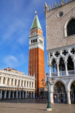 St. Mark 's Campanile ile Piazzetta San Marco ve Venedik, İtalya' daki Palazzo Ducale. Campanile şehrin en çok tanınan sembollerinden biridir..
