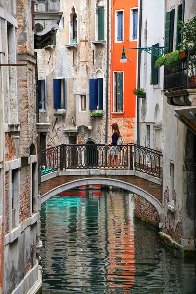 Häuser Entlang Eines Schmalen Kanals Die Durch Eine Steinbrücke Venedig — Stockfoto