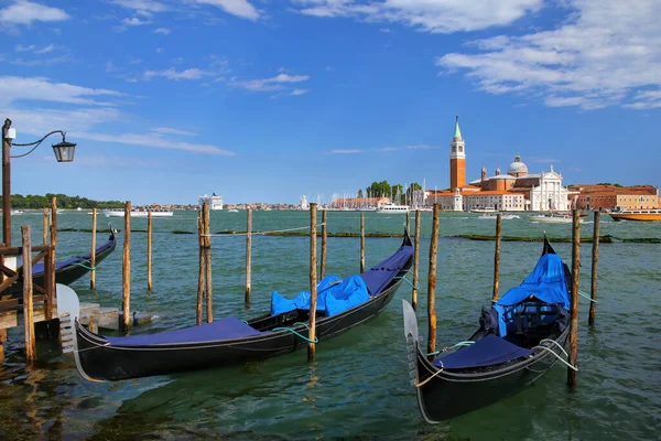 Gondolák Horgonyzott Közelében San Marco Tér Szemben San Giorgio Maggiore — Stock Fotó