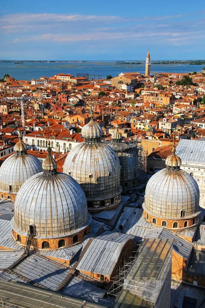 Vista Las Cúpulas Basílica San Marcos Venecia Italia Más Famosa —  Fotos de Stock