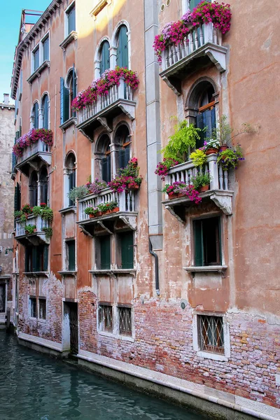 Κτίριο Ανθοθήκες Στα Μπαλκόνια Στενό Κανάλι Βενετία Ιταλία Βενετία Βρίσκεται — Φωτογραφία Αρχείου
