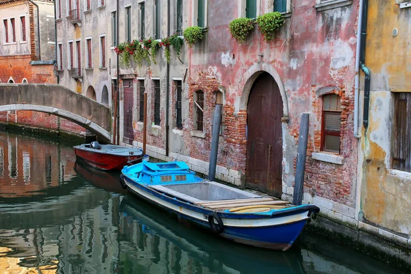 Barcos Amarrados Estrecho Canal Venecia Italia Venecia Está Situada Grupo — Foto de Stock