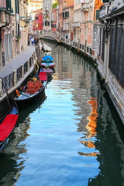 Canal Estrecho Bordeado Góndolas Venecia Italia Venecia Está Situada Grupo — Foto de Stock