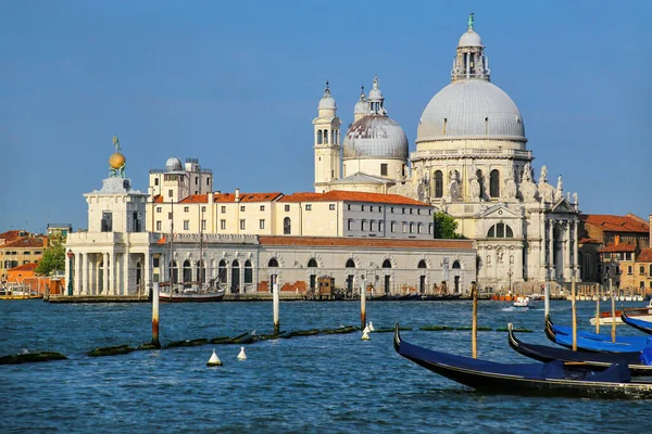 İtalya, Venedik 'teki Punta della Dogana' daki Basilica di Santa Maria della Salute. Bu kilise, Venedik 'teki salgından kurtulanlar tarafından kurtarıldıkları için görevlendirildi..