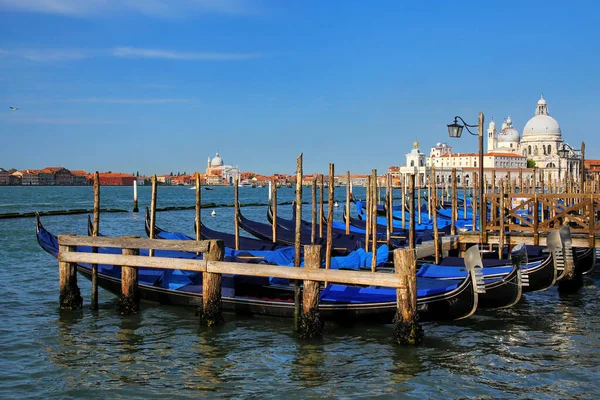 Gondolák Kikötve San Marco Tér Közelében Velencében Olaszországban Velence Egy — Stock Fotó
