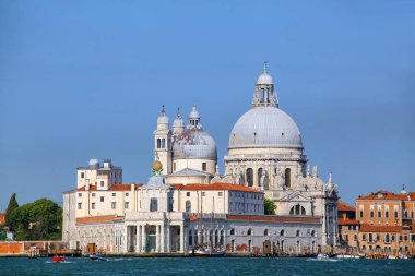 İtalya, Venedik 'teki Punta della Dogana' daki Basilica di Santa Maria della Salute. Bu kilise, Venedik 'teki salgından kurtulanlar tarafından kurtarıldıkları için görevlendirildi..