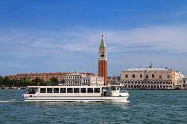Vaporetto (su otobüsü) Venedik, İtalya 'da Piazza San Marco' nun önüne gidiyor. Venedik, 117 küçük adadan oluşan kanallarla ayrılmış ve köprülerle birbirine bağlı bir gruptur..