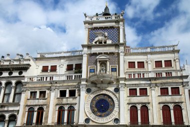 İtalya, Venedik 'teki Piazza di San Marco' daki Saat Kulesi. Saat 1493-99 yılları arasında Zuan Paolo Rainieri ve oğlu tarafından tasarlandı..