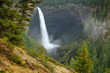 Wells Gray İl Parkı 'ndaki Murtle River' daki Helmcken Şelalesi, British Columbia, Kanada. British Columbia 'nın dördüncü büyük parkıdır..