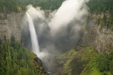 Helmcken Falls ve sis, Wells Gray Provincial Park, British Columbia, Kanada. British Columbia 'nın dördüncü büyük parkıdır..