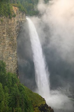 Helmcken Falls ve sis, Wells Gray Provincial Park, British Columbia, Kanada. British Columbia 'nın dördüncü büyük parkıdır..