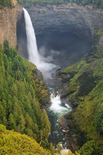 Wells Gray İl Parkı 'ndaki Murtle River' daki Helmcken Şelalesi, British Columbia, Kanada. British Columbia 'nın dördüncü büyük parkıdır..