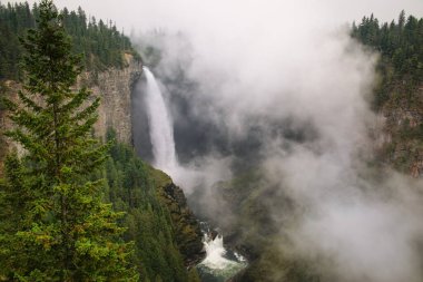 Helmcken Falls ve sis, Wells Gray Provincial Park, British Columbia, Kanada. British Columbia 'nın dördüncü büyük parkıdır..