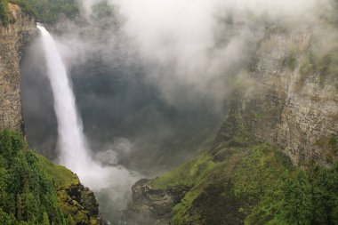 Helmcken Falls ve sis, Wells Gray Provincial Park, British Columbia, Kanada. British Columbia 'nın dördüncü büyük parkıdır..