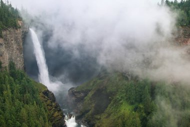 Helmcken Falls ve sis, Wells Gray Provincial Park, British Columbia, Kanada. British Columbia 'nın dördüncü büyük parkıdır..