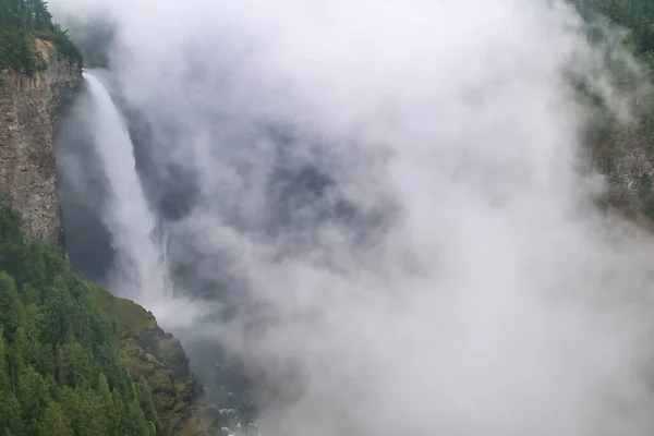 Wodospad Helmcken Mgłą Wells Gray Provincial Park Kolumbia Brytyjska Kanada — Zdjęcie stockowe