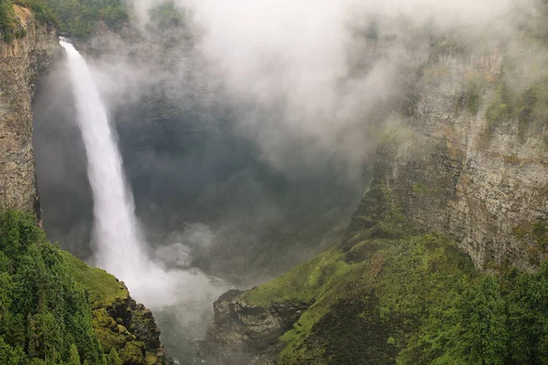 Helmcken Falls Con Nebbia Wells Gray Provincial Park British Columbia — Foto Stock