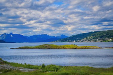 83. otoyoldaki Gullesfjord kıyı şeridi boyunca, Hinnoya Adası, Vesteralen takımadası, Kuzey Norveç. Hinnoya Norveç 'teki en büyük dördüncü adadır..