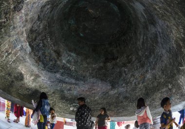 Mingun, Myanmar - 27. Aralık 2016: Mingun, Sagaing Bölgesi, Myanmar 'da bulunan Mingun Bell' i ziyaret edenler. Tarihte birkaç kez dünyanın en ağır çalışan çanıydı..