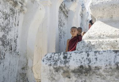 Mingun, Myanmar - 28 Aralık 2016: Myanmar 'da Mandalay yakınlarındaki Mingun' daki Hsinbyume Myatheindan Pagoda (Beyaz Tapınak) halkı)
