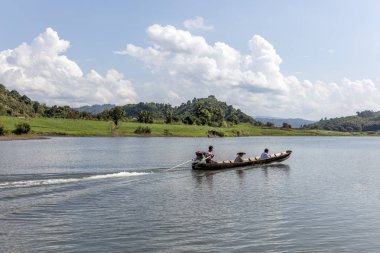 NGAPALI, MYANMAR - 5 HAZİRAN 2017: Palmiye ağaçlarıyla süslenmiş beyaz kumlarıyla Bengal Körfezi 'nin berrak suları Myanmar' ın en önemli plajı olarak haklı bir üne sahiptir..