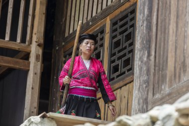 LONGJI, ÇİN - 4 Ağustos 2017: Longji, Çin 'deki kadınlar. Çin 'in Longji Yao köyünde yaşayan Kızıl Yao kadınları dünyanın en uzun saçlarından birine sahipler..