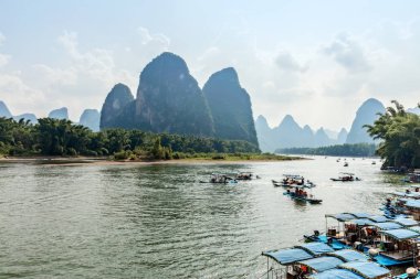 Yangshuo, Çin - 2 Ağustos 2017 'de Çin' in Yangshuo kenti yakınlarındaki Li nehrinde Bambu Raftları.