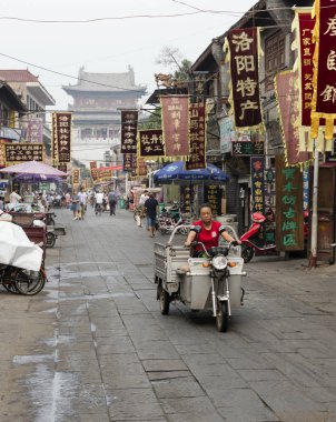 Luoyang, Çin - 31 Temmuz 2017: Luoyang şehir merkezinde insanlar. Çin 'in merkez ovasında Çin medeniyetinin beşiği konumundadır ve Çin' in dört büyük antik başkentinden biridir.