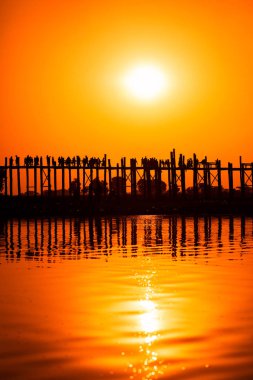 Gün batımında Ubein Köprüsü, Amarapura, Myanmar