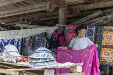 LONGJI, ÇİN - 4 Ağustos 2017: Longji, Çin 'deki kadınlar. Çin 'in Longji Yao köyünde yaşayan Kızıl Yao kadınları dünyanın en uzun saçlarından birine sahipler..