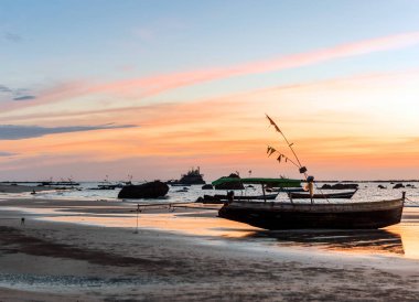 Ngapali 'nin kumlu plajı. Palmiye ağaçlarıyla süslenmiş beyaz kumlarıyla Bengal Körfezi 'nin berrak suları Myanmar' ın en önemli plajı olarak haklı bir üne sahiptir..