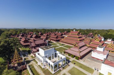 Mandalay, Myanmar - 28 Aralık 2016: Halk Kraliyet Sarayı 'nı ziyaret ediyor. Saray 1857 ve 1859 yılları arasında inşa edildi.