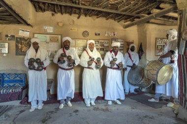 KHAMLIA, MOROCCO - 30 ARALIK 2017: Çölün yakınındaki küçük bir köyde Gnawa müziği yapan eski azat edilmiş kölelerin siyah torunları