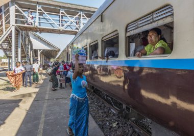 Yangon, Myanmar - 26. Aralık 2016: Circle Line 'da tren. Burma Demiryolları, Myanmar 'daki demiryolu ağını işleten devlet dairesi..