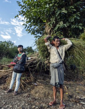 TEŞEKKÜRLER, MYANMAR - 5 HAZİRAN 2017 Ngapali plajı yakınlarındaki nehirde insanlar.