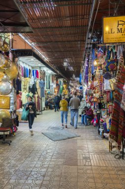 Marakeş, Fas - 4 Haziran 2013: Marakeş şehir merkezindeki Market Caddesi, Fas
