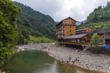 Longji Yao köyü, dünyanın en uzun saçlı kadınlarıyla ünlüdür..