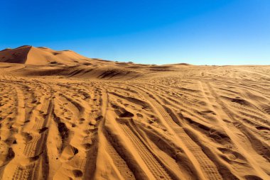 Merzouga köyü yakınlarındaki Sahra Çölü..